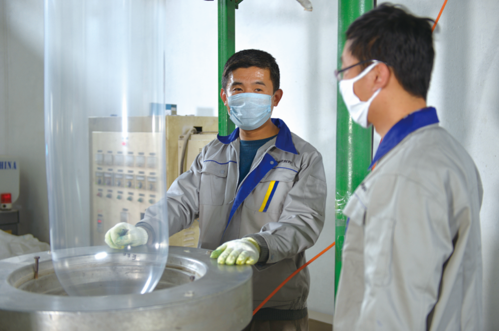 新明技術(shù)人員在做透明母料吹膜試驗(yàn)